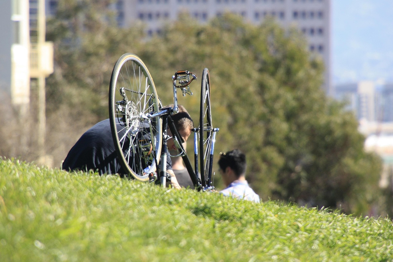 Réparation d'un vélo dans un parc